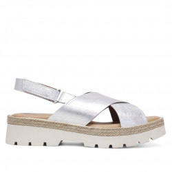 Sandalias planas Redlove Lorena de bandas anchas cruzadas plateadas cogidas por detrás - Querol online