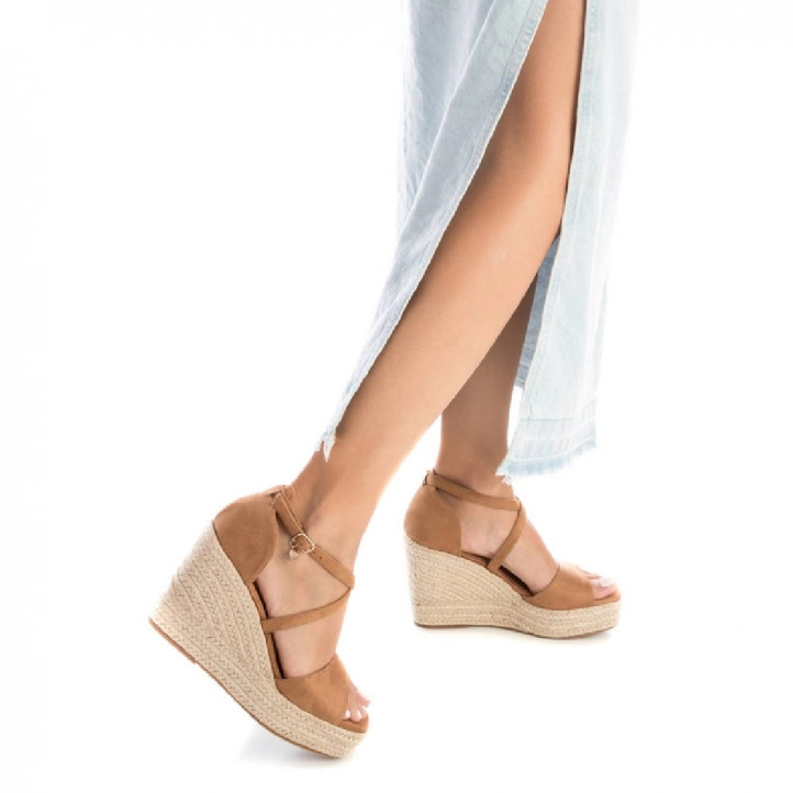 Sandalias cuña Xti camel con cruzado al tobillo - Querol online