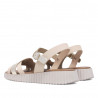Sandàlies planes Redlove Carmen amb disseny entrecreuat i tires platejades i beix de pell