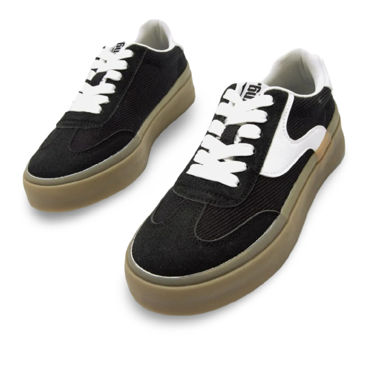 Zapatillas urban Mustang skaty negras con detalles blancos y suela caramelo - Querol online