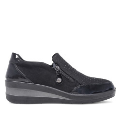 Zapatos cuña Amarpies negros con cremallera lareral y detalles en charol