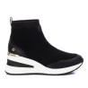 Zapatillas cuña Xti negras estilo calcetín con logo delantero