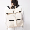 Mochila marfil con cierre con mosquetón