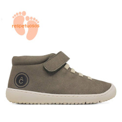 Botines Coqueflex de ante en color kaki con cordones elásticos y velcro respetuosos