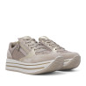 Zapatillas urban Imac taupe con detalles metalizados y cierre de cremallera y cordón plataforma