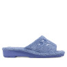 Zapatillas casa BEREVERE azules abiertas por deltante con cuña y flores bordadas