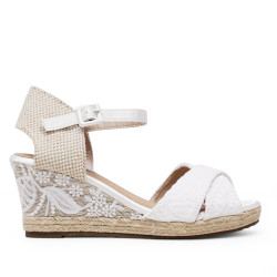 Sandalias cuña Mandarina monica blancas con tiras cruzadas y bordado de encaje en la cuña - Querol online