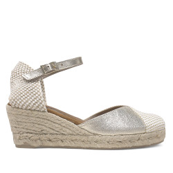 Alpargatas cuña KONPAS plateadas asimétricas y escote en V