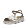 Sandalias cuña Walk & Fly blancas con dibujo troquelado en la pala y cierre con hebilla