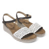 Sandalias cuña Walk & Fly blancas con dibujo troquelado en la pala y cierre con hebilla