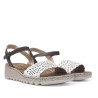 Sandalias cuña Walk & Fly blancas con dibujo troquelado en la pala y cierre con hebilla