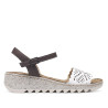 Sandalias cuña Walk & Fly blancas con dibujo troquelado en la pala y cierre con hebilla
