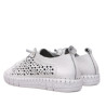 Sabates planes Yokono flow blancs de pell amb disseny troquelat
