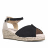 Alpargatas cuña Amarpies negras abiertas por delante y son suela de esparto