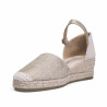 Alpargatas cuña Amarpies beige hechas en material con textura y metalizadas