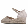 Alpargatas cuña Amarpies beige hechas en material con textura y metalizadas