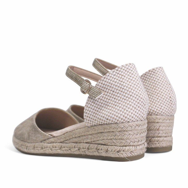 Alpargatas cuña Amarpies beige hechas en material con textura y metalizadas - Querol online