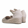 Alpargatas cuña Amarpies beige hechas en material con textura y metalizadas