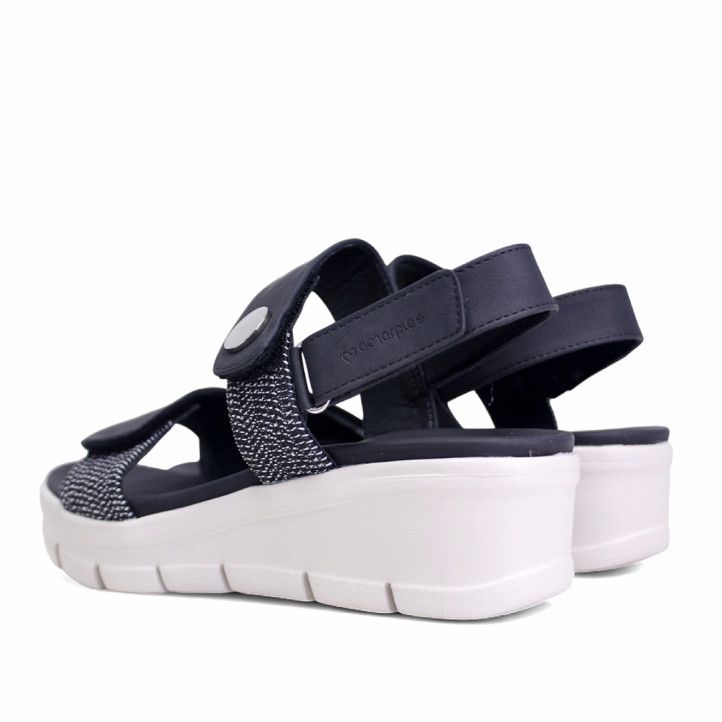 Sandalias cuña Amarpies negras con detalles blancos, cierre con velcro y detalle plateado - Querol online