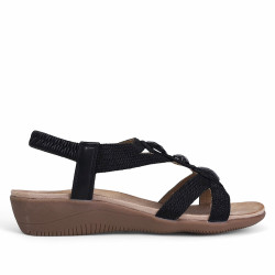 Sandalias cuña Amarpies negras con material trenzado y abalorios negros centrales - Querol online