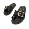 Sandalias planas Maria Mare fraine negras con hebilla brillante decorativa