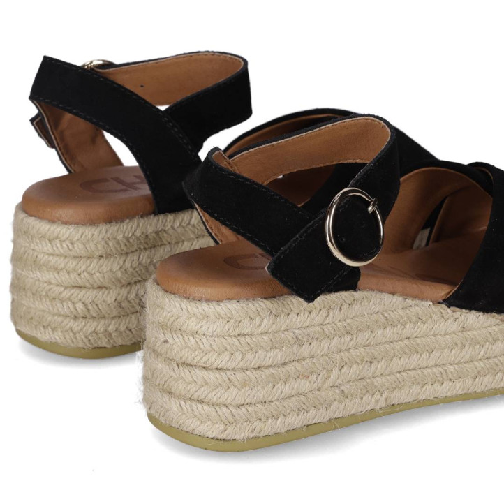 Sandalias cuña Chika 10 new bonita 07 negras con tiras cruzadas y cierre con hebilla - Querol online