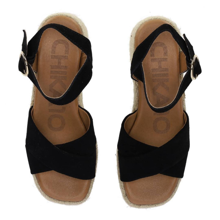 Sandalias cuña Chika 10 new bonita 07 negras con tiras cruzadas y cierre con hebilla - Querol online