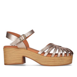 Sandalias tacón Chika 10 capri 04 doradas con diseño troquelado - Querol online