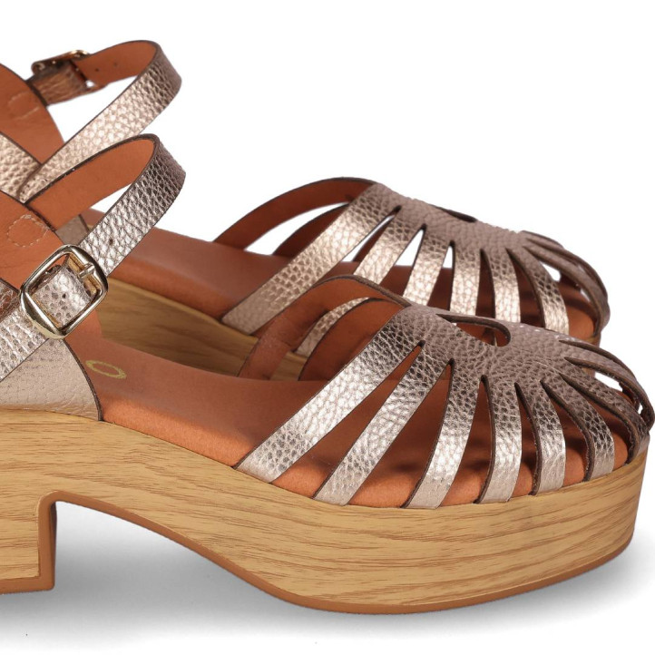 Sandalias tacón Chika 10 capri 04 doradas con diseño troquelado - Querol online
