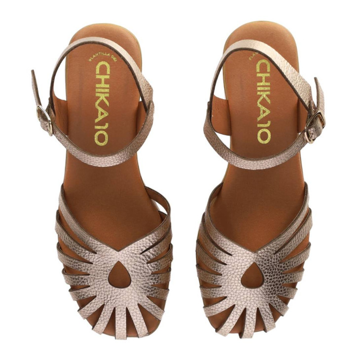 Sandalias tacón Chika 10 capri 04 doradas con diseño troquelado - Querol online