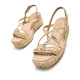 Sandalias cuña Maria Mare doradas con tira cruzada trenzada y ráfia natural - Querol online