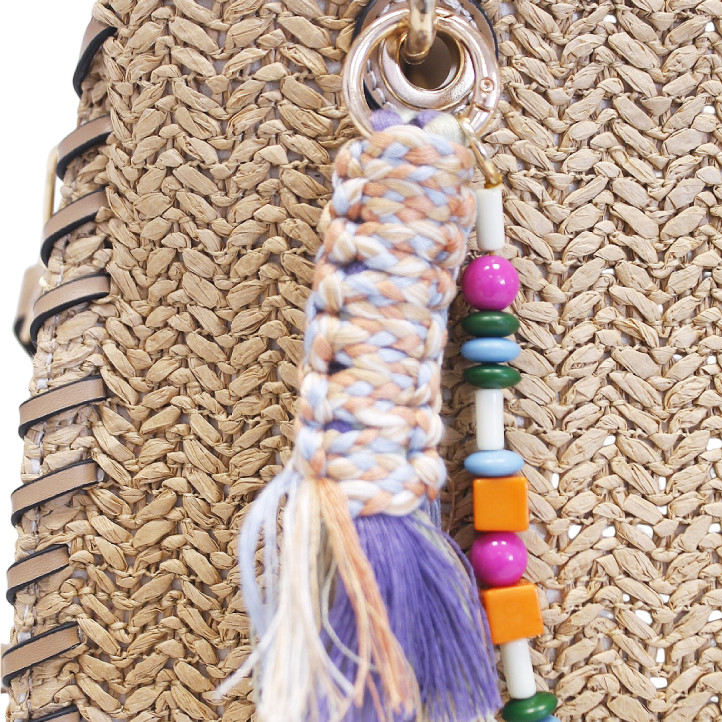 Bolso marrón rectangular con fibra trenzada y charm de cuentas - Querol online