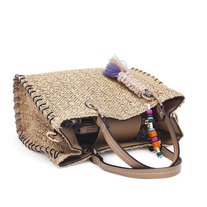 Bolso marrón rectangular con fibra trenzada y charm de cuentas - Querol online