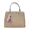 Bolso marrón rectangular con fibra trenzada y charm de cuentas