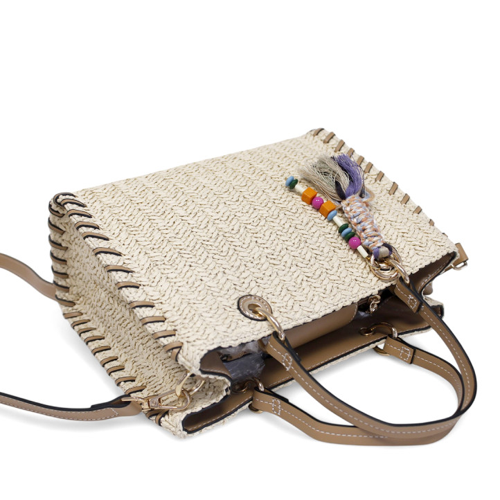 Bolso biege rectangular con fibra trenzada y charm de cuenta - Querol online