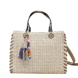 Bolso biege rectangular con fibra trenzada y charm de cuenta - Querol online