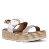 Sandalias plataformas Redlove india con tiras metalizadas y tira central blanca con hebilla decorativa