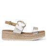 Sandalias plataformas Redlove india con tiras metalizadas y tira central blanca con hebilla decorativa