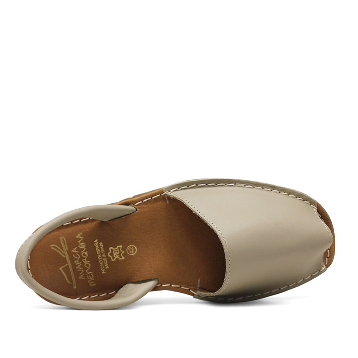 Abarcas Duendy menorquina beige con pespunte blanco de piel - Querol online