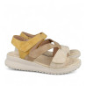Sandalias cuña Amarpies beige con tira amarilla y triple velcro