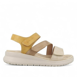 Sandalias cuña Amarpies beige con tira amarilla y triple velcro - Querol online