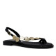 Sandalias planas Redlove aina negras de piel con tira cruzada al dedo y medallas - Querol online
