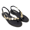 Sandalias planas Redlove aina negras de piel con tira cruzada al dedo y medallas