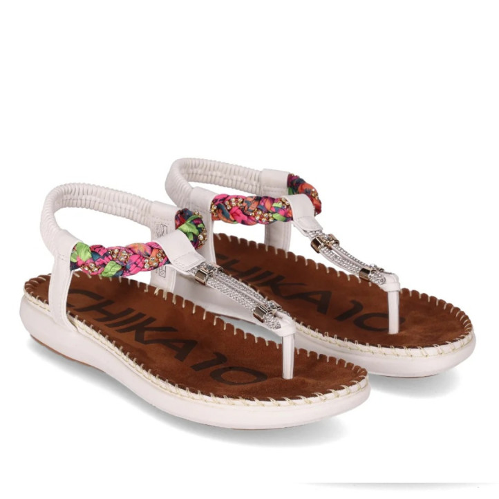 Sandalias planas Chika 10 canelon 04 blancas con trenzado colorido y detalles metálicos - Querol online