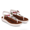 Sandàlies planes Chika 10 canelon 04 blanques amb trenat colorit i detalls metàlics