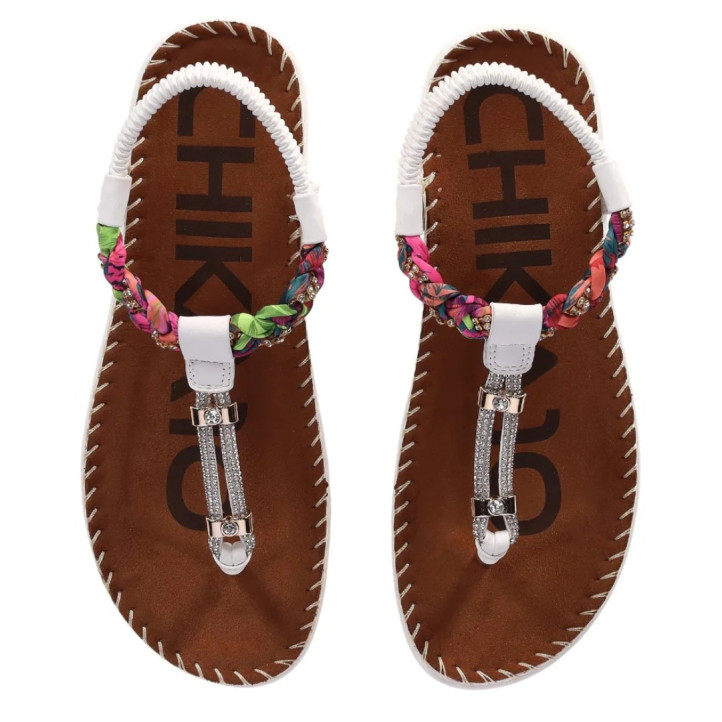 Sandalias planas Chika 10 canelon 04 blancas con trenzado colorido y detalles metálicos - Querol online