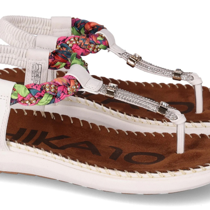 Sandalias planas Chika 10 canelon 04 blancas con trenzado colorido y detalles metálicos - Querol online