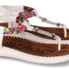 Sandalias planas Chika 10 canelon 04 blancas con trenzado colorido y detalles metálicos