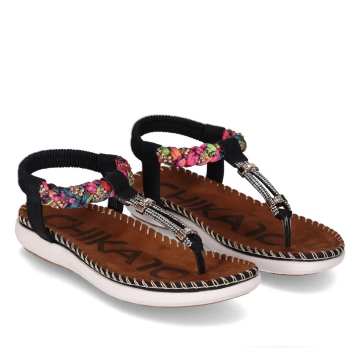 Sandalias planas Chika 10 canelon 04 negras con trenzado colorido y detalles metálicos - Querol online