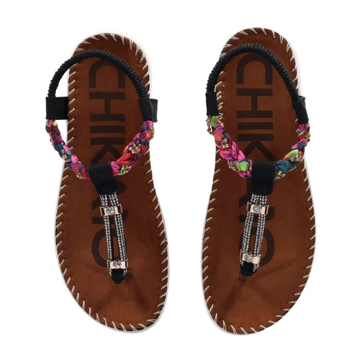 Sandalias planas Chika 10 canelon 04 negras con trenzado colorido y detalles metálicos - Querol online